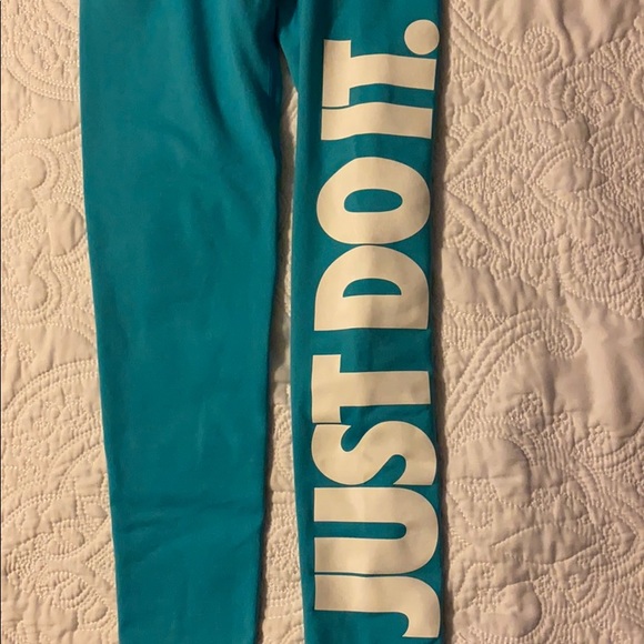 Lightly Used Women’s Aqua Nike Leggings XS - Picture 5 of 8